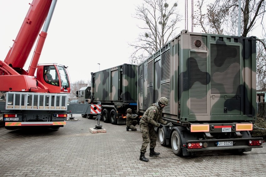 Żołnierze 2 Lubelskiej Brygady Obrony Terytorialnej i 19. Brygady Zmechanizowanej wspierają budowę szpitala tymczasowego w Targach Lublin