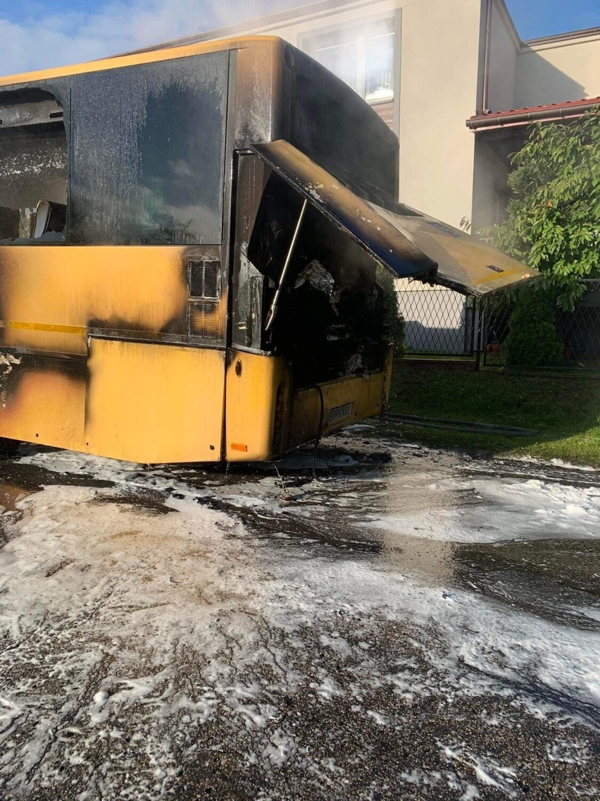 Pożar autobusu w Sławnie gasiło kilka jednostek straży pożarnej ZDJĘCIA