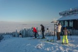 Jaworzyna Krynicka pełna narciarzy. Niesamowite widoki z najwyższego szczytu Krynicy-Zdroju. To modne uzdrowisko na ferie. Zobacz zdjęcia 
