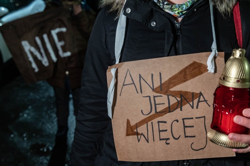 Kraków. Manifestacja przed krakowską siedzibą PiS. "Żyjemy w kraju, w którym kobiety boją się zachodzić w ciążę"