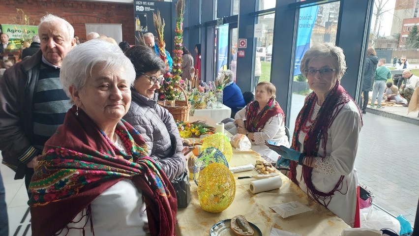 Mnóstwo osób na Kiermaszu Wielkanocnym w Ostrowcu Świętokrzyskim. Tradycyjne potrawy, stroiki i konkurs na najładniejszą palmę
