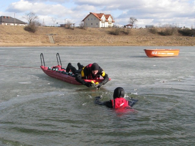 Ratownicy ćwiczyli na zalewie Zadębie w Skierniewicach