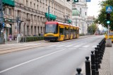 Utrudnienia w ruchu na weekend. Frezowanie Wisłostrady i remont torów [MAPKI]