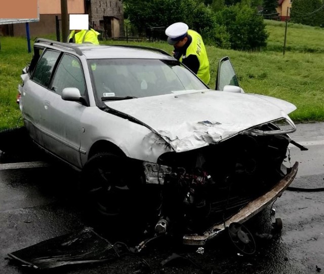 Wypadek w Jastrzębiu-Zdroju: 20-latka wjechała swoim audi w tira na Cieszyńskiej!