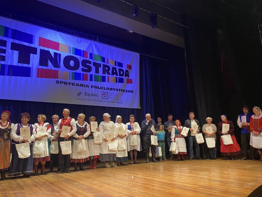 370 osób reprezentujących dwadzieścia trzy zespoły folklorystyczne, obrzędowe, taneczne i muzyczne wzięło udział w kolejnej edycji Etnostrady