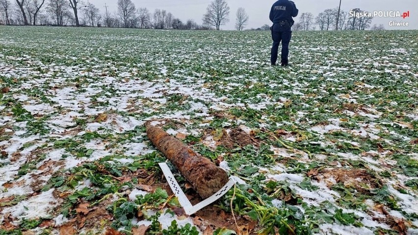 Nietypowe znalezisko na polu w Rzeczycach. Rolnik odkrył......