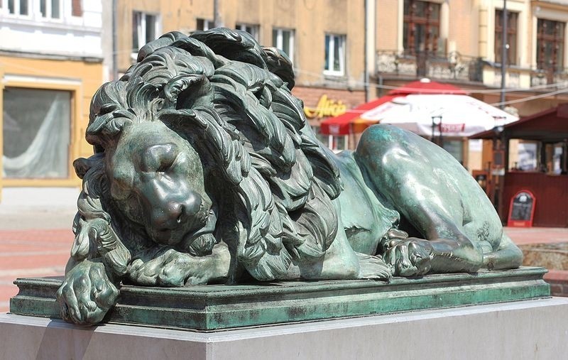 Bytom.
Rzeźba śpiącego lwa projektu Teodora Kalidego,...