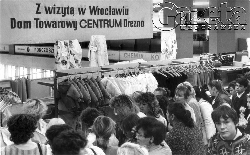 Lipiec 1989. Stoisko z towarami z Drezna we Wrocławiu