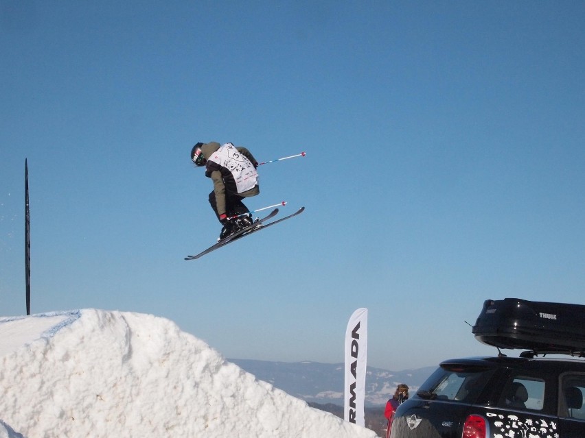 Freeskiing w Białce Tatrzańskiej: narciarskie tricki w powietrzu [ZDJĘCIA, WIDEO]