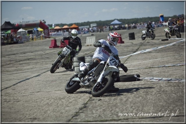 Supermoto - wyścigi motocyklowe, zawodowc&oacute;w i amator&oacute;w. Fot. Dariusz Bartosiak