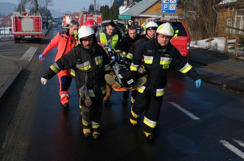 Bus przewożący Ukraińców zderzył się z ciężarówką. Dwie osoby zginęły [ZDJĘCIA, WIDEO]