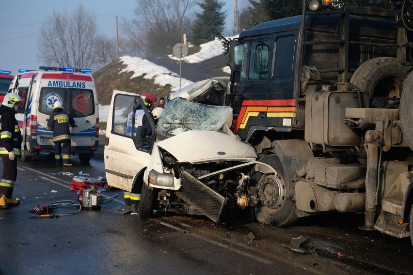Bus przewożący Ukraińców zderzył się z ciężarówką. Dwie osoby zginęły [ZDJĘCIA, WIDEO]