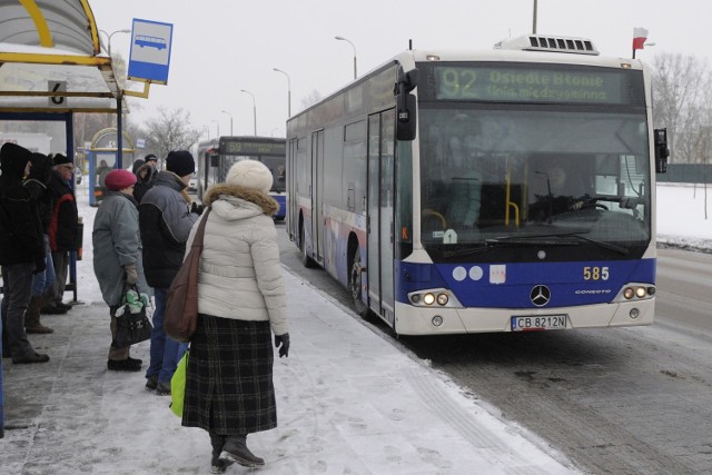 Autobus komunikacji  miejskiej na pętli na bydgoskim Błoniu - stąd jedzie do Białych Błot. W przyszłym roku połączeń w tej gminie ma przybyć.