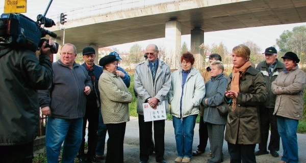 Mieszkańcy ul. Kolejowej podczas spotkania  z dziennikarzami...