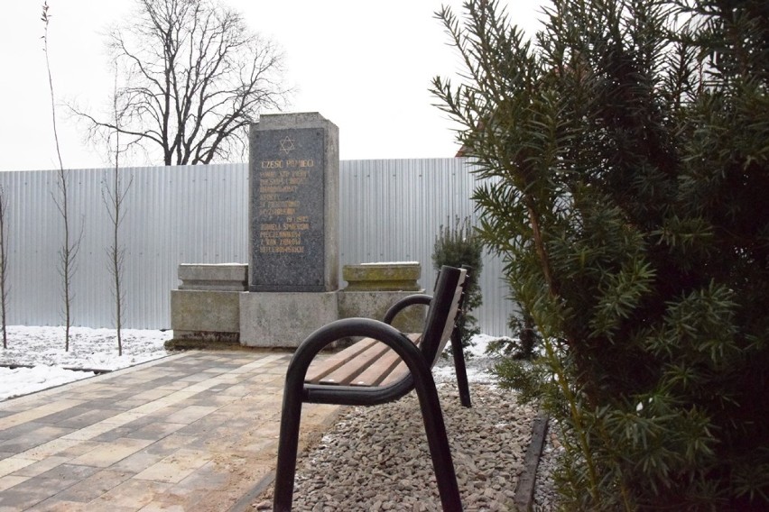Pomnik ofiar podobozu Auschwitz stał wśród złomu. Z pomocą przyszło miasto [ZDJĘCIA]