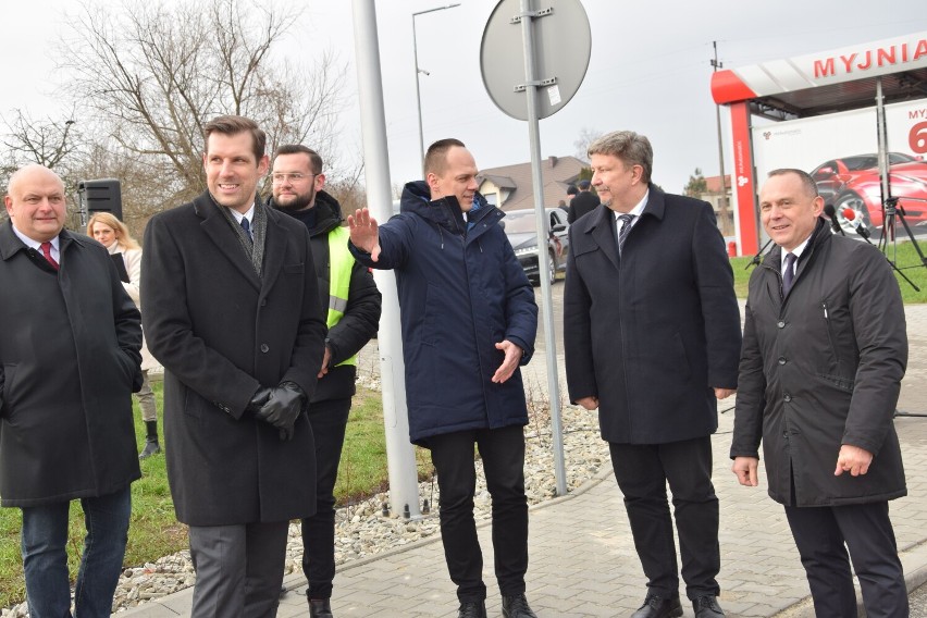 Nowe rondo oddane do użytku w Łódzkiem. Powstało w Burzeninie w powiecie sieradzkim. Budowa za prawie 7 mln zł. Łączy trzy powiaty ZDJĘCIA