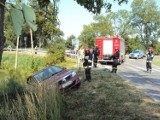 Wypadek w Siennicy Różanej. 63-latek zasłabł i wjechał do stawu