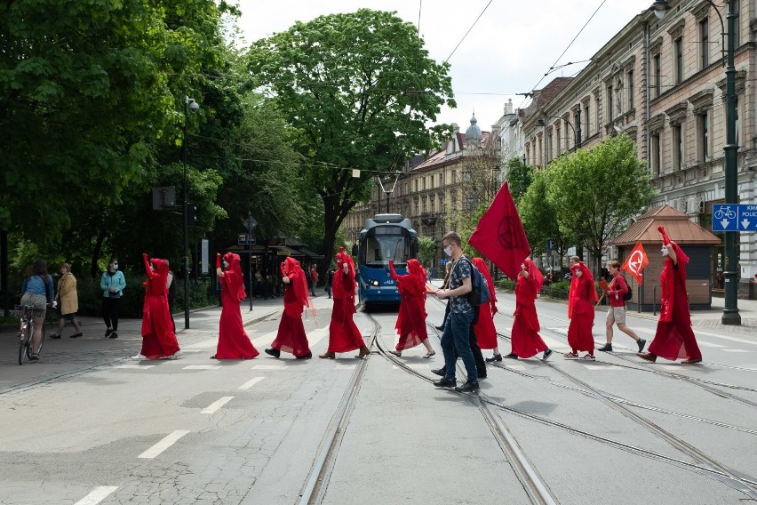Extinction Rebellion w Krakowie. Czerwone wdowy przeszły ulicami miasta [ZDJĘCIA]
