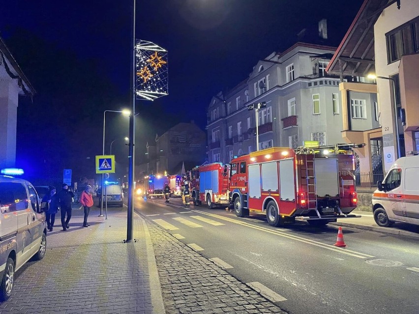 Krynica-Zdrój. Prawie trzy godziny strażacy walczyli z pożarem poddasza kamienicy przy ul. Kraszewskiego