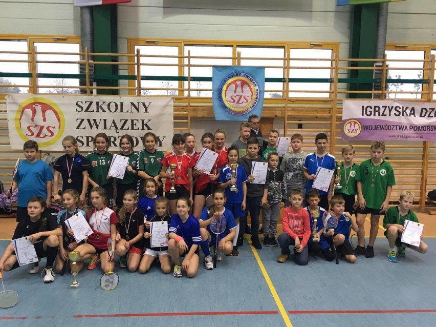 Reprezentacja ZSO Hel na zawodach badmintonowych w Gniewie