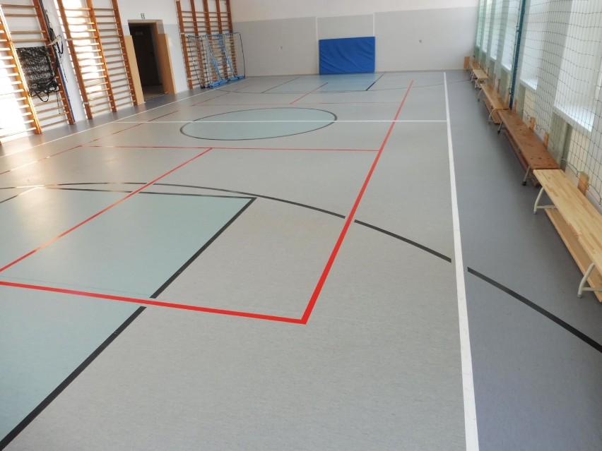 Szkoła Podstawowa w Sulmierzycach zyskała nową podłogę sportową [ZDJĘCIA]        