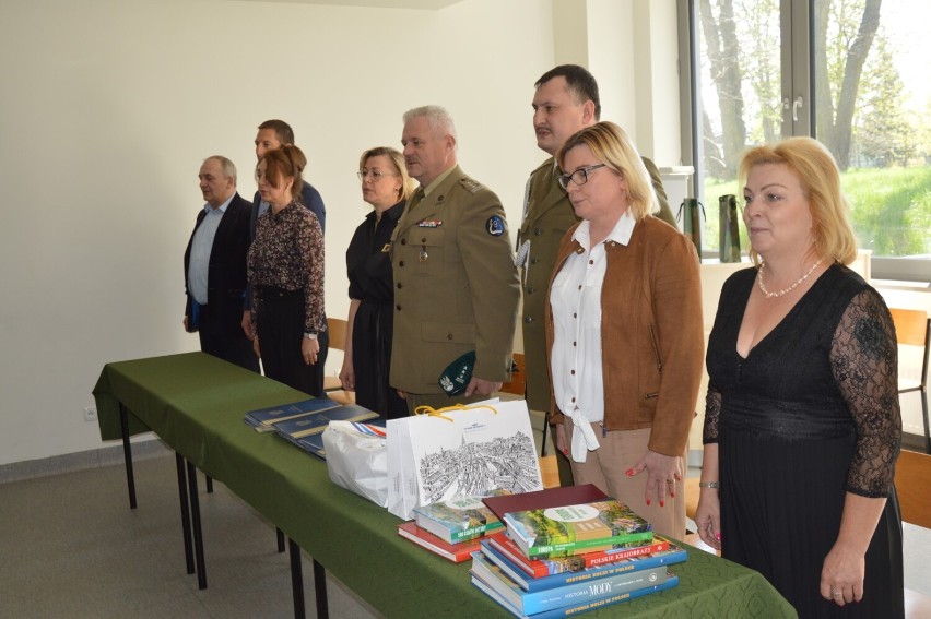 Absolwenci Zespołu Szkół w Zduńskiej Woli Karsznicach żegnali szkołę ZDJĘCIA