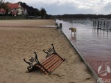 Sława: Silny wiatr zdemolował ławki nad jeziorem i połamał drzewa