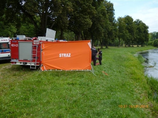 We wtorek 16 lipca doszło do tragicznego zdarzenia na moście kolejowym w Bartoszycach. Kilka minut po godzinie 11 do Powiatowego Stanowiska Kierowania PSP w Bartoszycach wpłynęło zgłoszenie od Policji, w którym poinformowano, że w rzecze Łyna znajduje się osoba, która skoczyła z mostu do wody.

Zobacz też: „Bieg na rzecz dzieci chorych na nowotwory” w Olsztynie [Zdjęcia]

Autor: mł. kpt. Piotr Kowalski