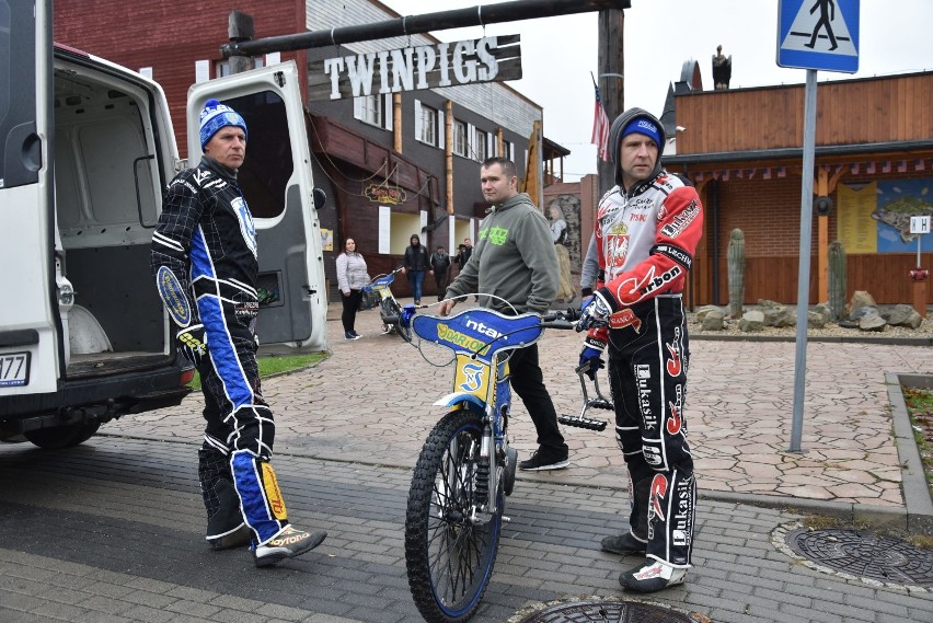 Zakończenie sezonu motocyklowego w Twinpigs w Żorach. Parada motocykli przejechała ulicami Żor