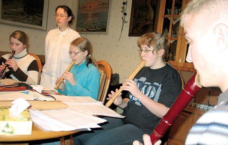 Aby dobrze grać muzykę dawną, trzeba dużo ćwiczyć. Od lewej grają: Aneta Kłopotowska, Kinga Chojnowska, Wioletta Gąsior, Kaja Piasecka i Adam Dziwak.