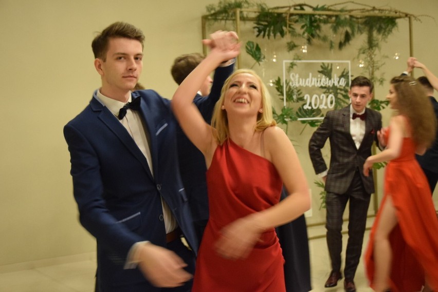 Po rocznej przerwie wracają studniówki. Jako pierwsi poloneza zatańczą maturzyści z II LO w Wieluniu. Na bal wybrali nowe miejsce