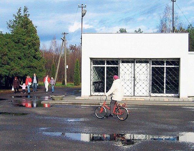 Pogrzeby na cmentarzu komunalnym odbywają się teraz w prowizorycznych warunkach