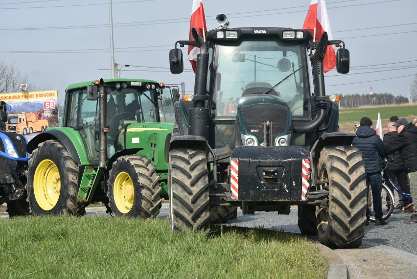 Rolnicze ciągniki blokują rondo przy wyjeździe z Sieradza