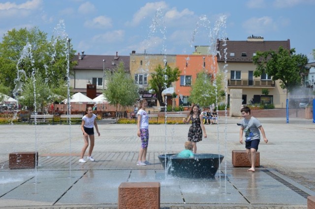 Na rynku w Starachowicach stanęła już kurtyna wodna.