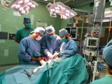 Szpital w Kaliszu: Pierwsza taka operacja kaliskich ortopedów. Od teraz będzie to już standard. ZDJĘCIA