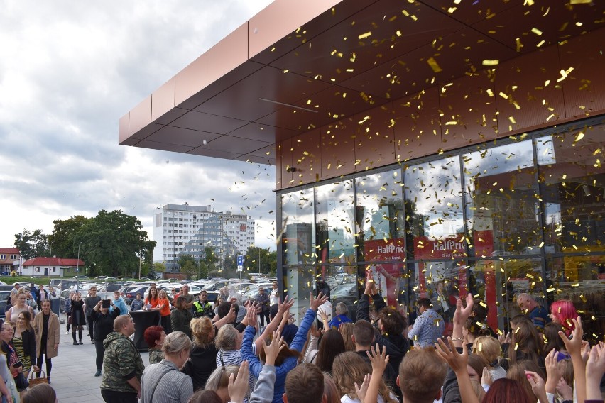 Tysiące ludzi łapało piłeczki z nagrodami. Szał w nowo otwartym Cuprum Park w Lubinie