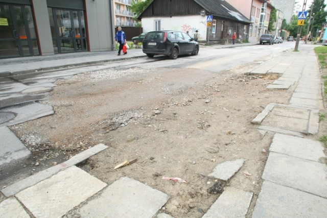 Z fragmentu ulicy Nowy Świat w Kielcach zerwano asfalt i część chodnika. Okazuje się, że zrobiono to, aby zmodernizować kanalizację na całej ulicy.