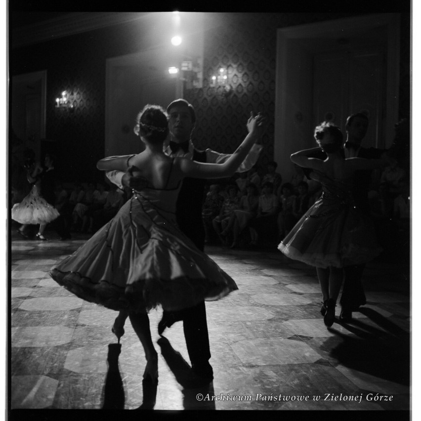 Taniec róż w Żagańskiego Pałacu Kultury