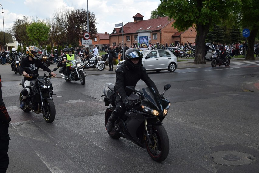 Ostrów Wielkopolski.  Setki motocyklistów przyjęło błogosławieństwo na najbliższy sezon motocyklowy [FOTO] 