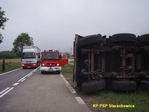 Wypadek w miejscowości Młynek. Przewróciła się ciężarówka [zdjęcia]