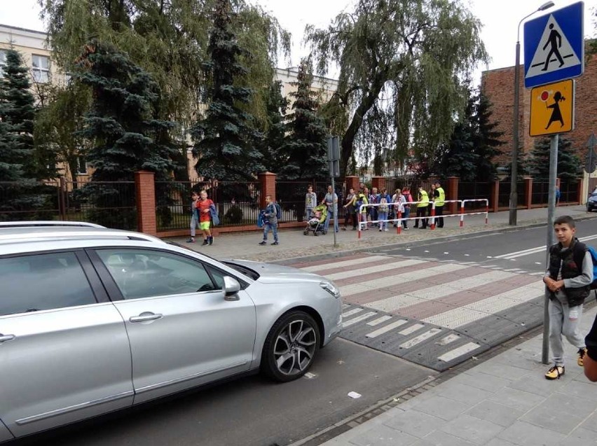 Nad bezpieczeństwem uczniów docierających do szkół czuwają policjanci z Włocławka [zdjęcia]