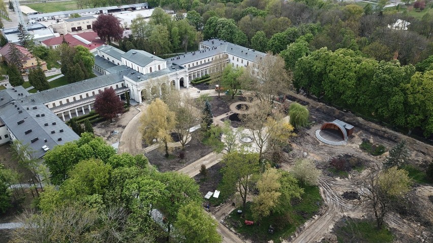 Buski Park Zdrojowy przechodzi gruntowną modernizację. Przywracany jest mu wygląd sprzed lat. WIDEO i ZDJĘCIA Z DRONA