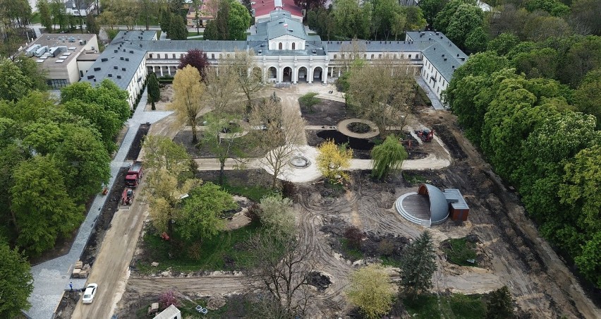 Buski Park Zdrojowy przechodzi gruntowną modernizację. Przywracany jest mu wygląd sprzed lat. WIDEO i ZDJĘCIA Z DRONA