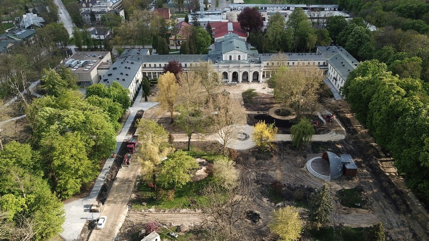 Buski Park Zdrojowy przechodzi gruntowną modernizację. Przywracany jest mu wygląd sprzed lat. WIDEO i ZDJĘCIA Z DRONA