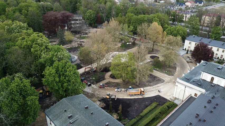 Buski Park Zdrojowy przechodzi gruntowną modernizację. Przywracany jest mu wygląd sprzed lat. WIDEO i ZDJĘCIA Z DRONA