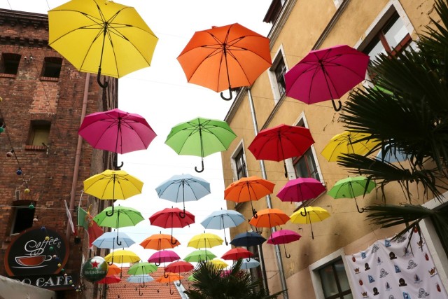 Kolorowe parasolki zdobią  nie tylko ulicę w Portugalii, ale też w Grudziądzu. Takie zadaszenie można zobaczyć na ul. Reja w Grudziądzu przy kawiarni Fado Cafe. Mieszkańcy twierdzą, że chętnie tu zaglądają, bo wygląda to fajnie.