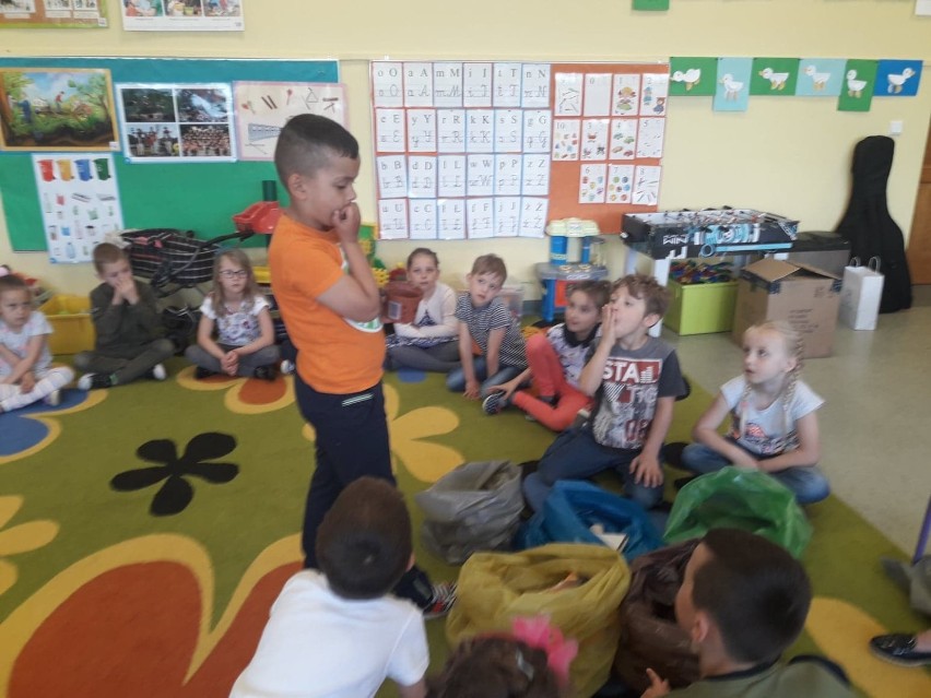 Przedszkolaki z Cewic uczyły się segregowania odpadów [ZDJĘCIA]