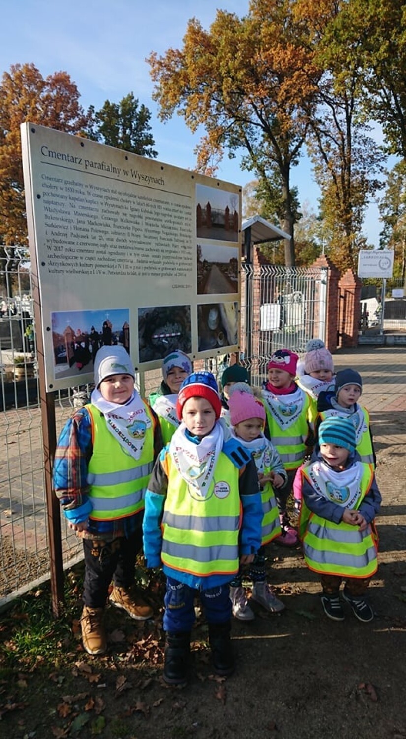 Dzieci z Przedszkola Koziołka Matołka w Wyszynach odwiedziły miejsca pamięci