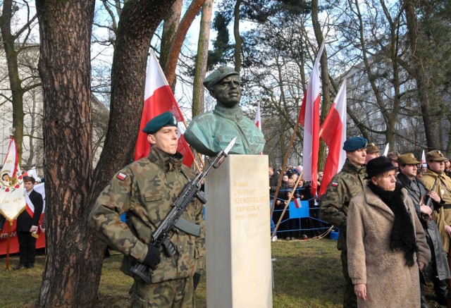 Policja przedstawiła studentowi UJ Franciszkowi Vetulaniemu zarzuty znieważenia pomników "Łupaszki" i "Lalka" w krakowskim parku im. Henryka Jordana.