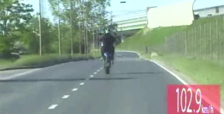 Motocyklista jechał przez ulice Wrocławia na jednym kole....